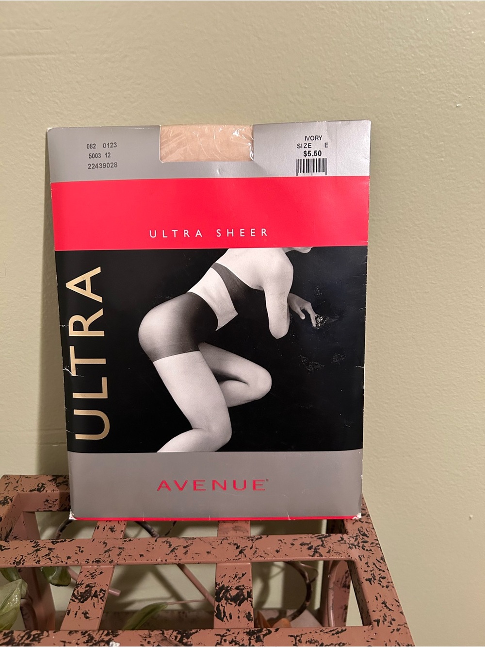 Women’s Avenue Ultra Sheer Pantyhose Ivory Size E Vintage